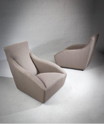 Stylish, comfortable club chair with velvet cover for stylish living rooms