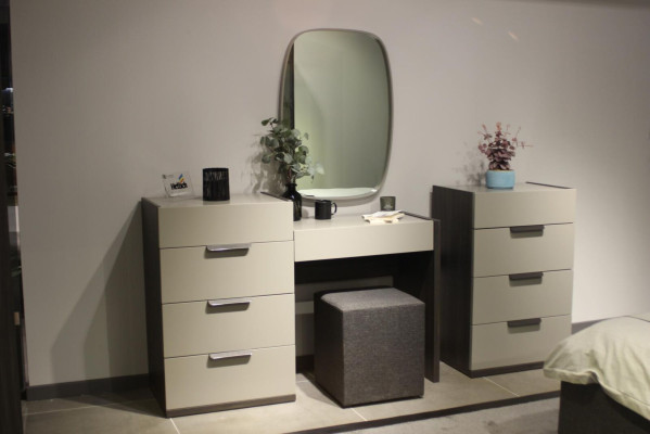Design Dressing table with Mirror Luxury Bedroom Furniture Stool 3pcs. new