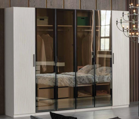 Complete's Bedroom Set Bed Wardrobe Beds Bedside table 4 pieces.