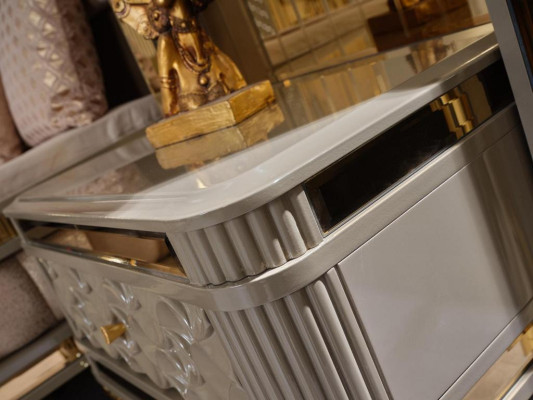 Luxurious bedroom set for sophisticated comfort