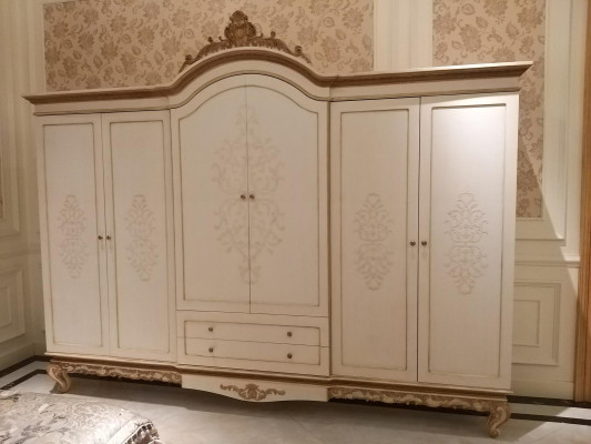 Elegant bedroom wardrobe with 6 doors and 2 pull-out drawers