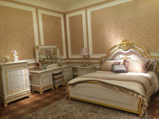 Classic Furniture Bedroom Set Bed Bedside table Chest of drawers Mirror