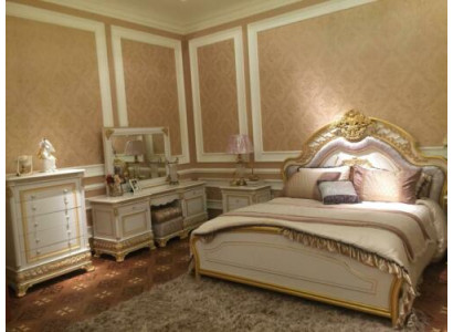 Classic Furniture Bedroom Set Bed Bedside table Chest of drawers Mirror
