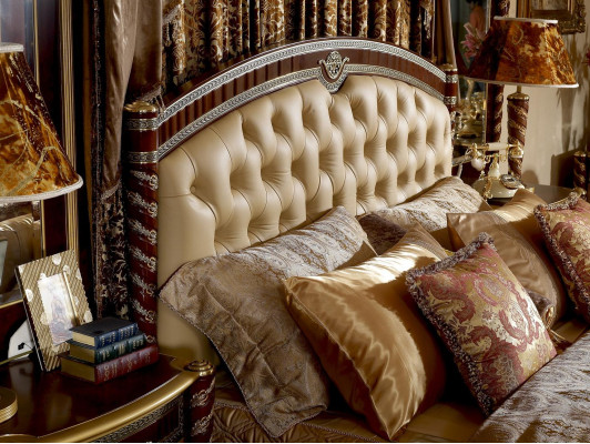 Luxurious 8-piece bedroom ensemble with baroque decorations