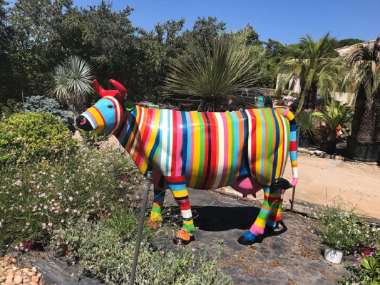 Designer Abstract Modern Figure Cow Luxury Plastic Decorative Garden Sculptures