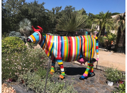 Designer Abstract Modern Figure Cow Luxury Plastic Decorative Garden Sculptures