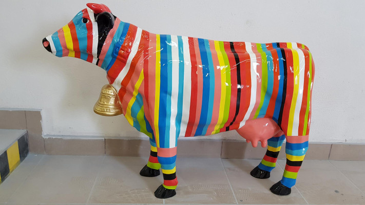 Designer Abstract Figure Modern Statue Cow Plastic Decorative Garden Sculptures
