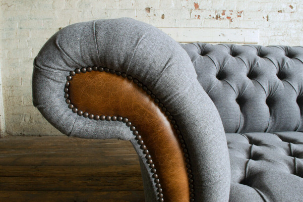 Elegant gray Chesterfield three-seater luxury living room 3-seater sofa