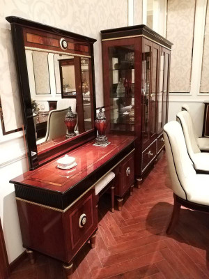 Elegant polished dressing table with mirror in Classic n Baroque-Rococo style