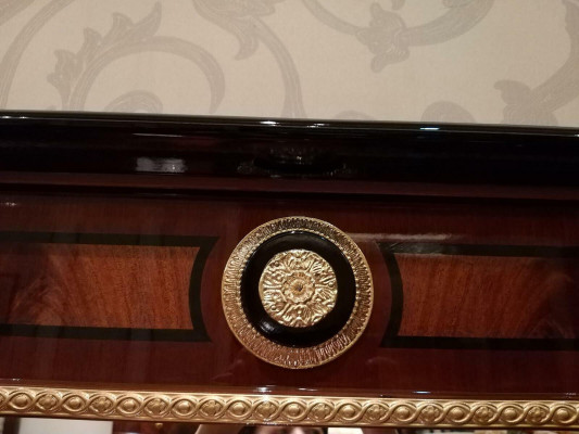 Elegant polished dressing table with mirror in Classic n Baroque-Rococo style