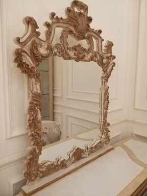 Decorative r Dressing table with Mirror in Baroque style for the Bedroom